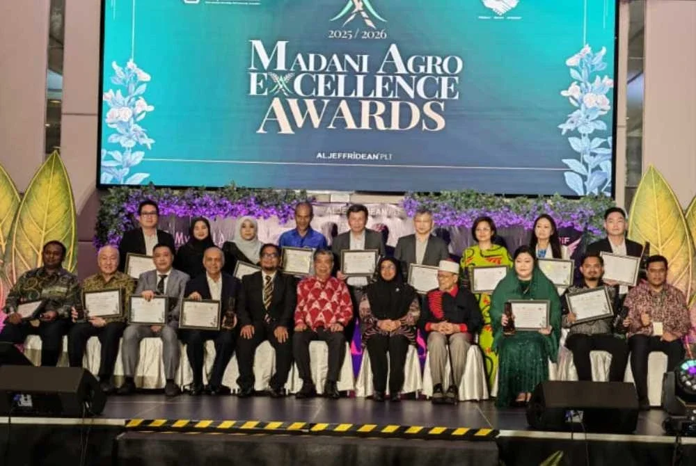 Mohamad (duduk, tengah) dan Fazrul Nizam (duduk, lima dari kiri) bersama penerima Anugerah Kecemerlangan Agro Madani pada Khamis. Foto MySKALA