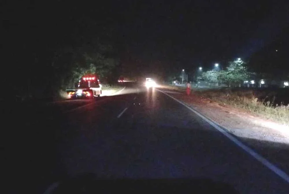 Lokasi kemalangan yang menyebabkan seorang maut dan empat cedera di Kilometer 143, Jalan Kuantan-Segamat. Foto Polis Rompin