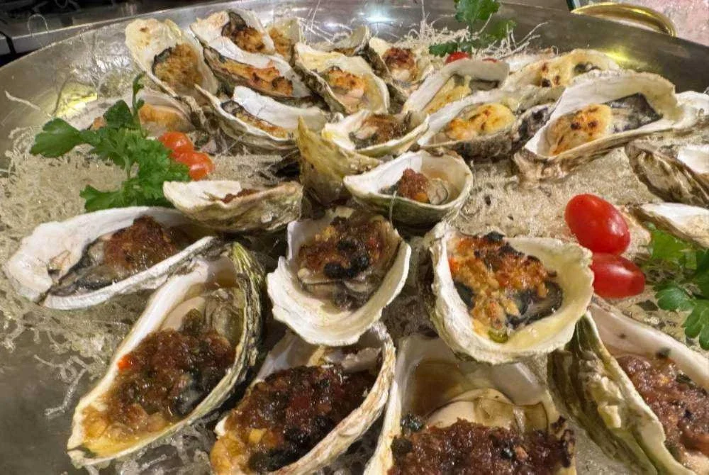 Oyster merupakan makanan yang berisiko jika dimakan mentah, justeru kami menyediakannya secara panas melalui kaedah gratin bagi memastikan keselamatan serta kualiti hidangan.