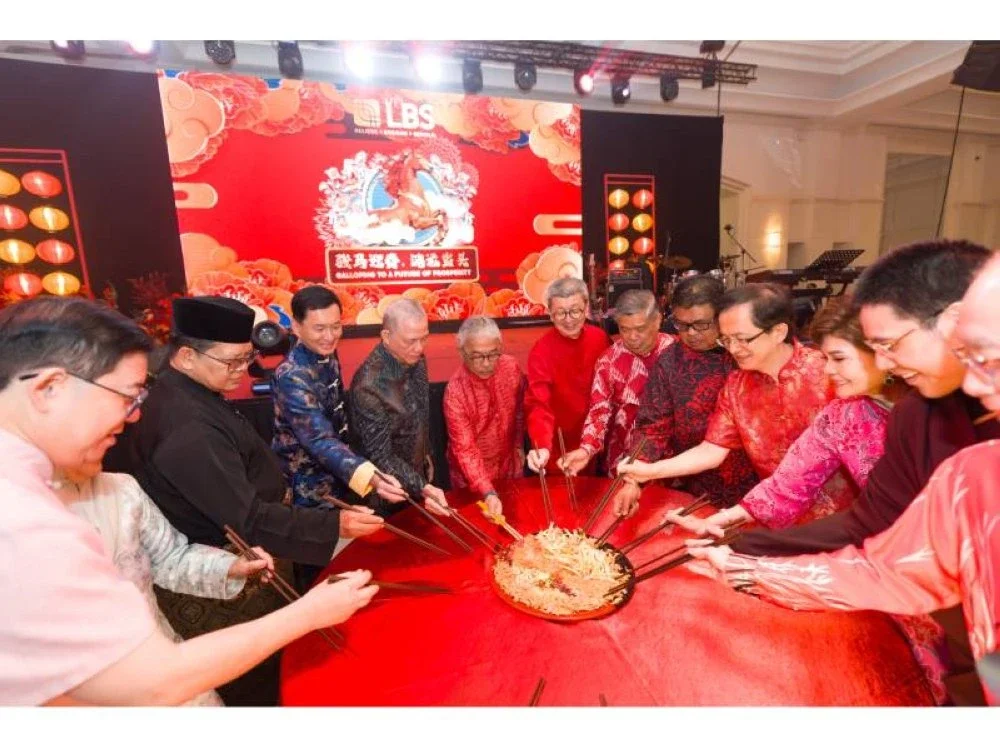 KDYMM Al-Sultan Abdullah Ri’ayatuddin Al-Mustafa Billah Shah, Sultan Pahang, bersama YAB Datuk Amar Haji Fadillah bin Haji Yusof, Timbalan Perdana Menteri; Tan Sri Dato’ Sri Ir. (Dr.) Lim Hock San; YB Datuk Seri Haji Mohamad bin Sabu; YB Tan Sri Dato’ (Dr.) Johari bin Abdul; serta dif-dif kenamaan lain semasa sesi Lou Sang pada Jamuan Tahun Baharu Cina LBS 2026 di Mandarin Oriental, Kuala Lumpur.