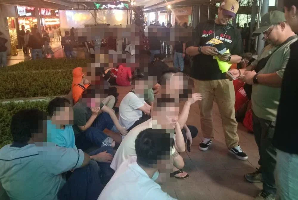 Antara warga asing yang ditahan dalam serbuan JIM di sebuah pusat beli-belah di Cheras pada Khamis.