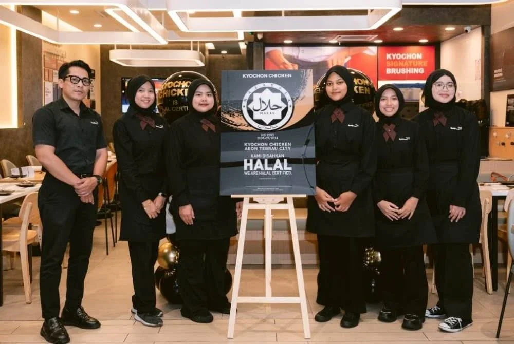LOGO halal kini dipaparkan di hadapan Kyochon selepas premis disahkan halal oleh Jakim. 