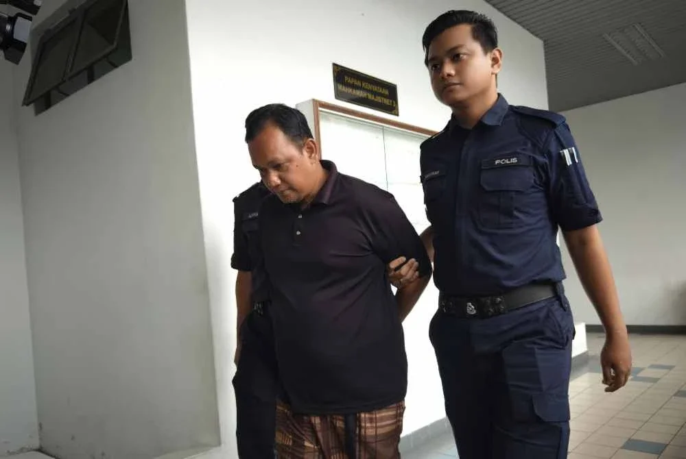 Tertuduh mengaku salah di Mahkamah Majistret Ayer Keroh pada Jumaat atas pertuduhan menyamar sebagai anggota polis.