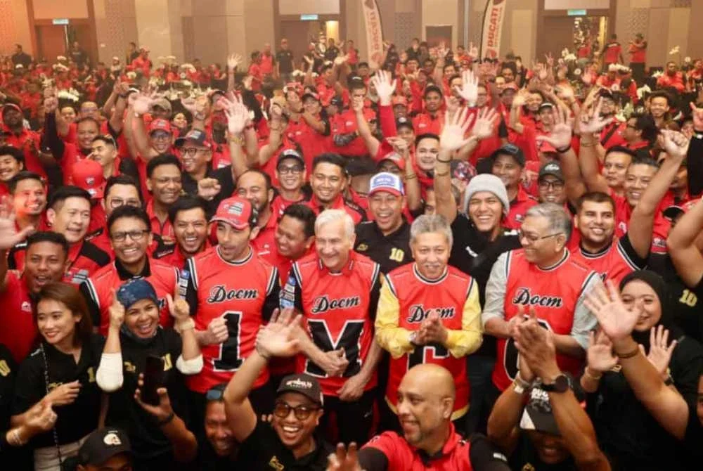 Ahli dan jemputan khas bergambar bersama pada Sambutan Ulang Tahun Penubuhan Ke-10 Ducati Official Club Malaysia.