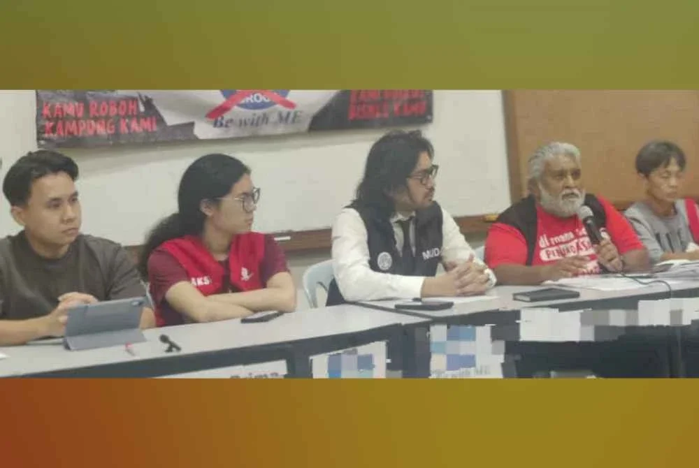 Arul (dua dari kanan) dan Ah Guat (kanan) pada sidang media khas penduduk Kampung Papan, Pandamaran Klang di Kuala Lumpur pada Jumaat.