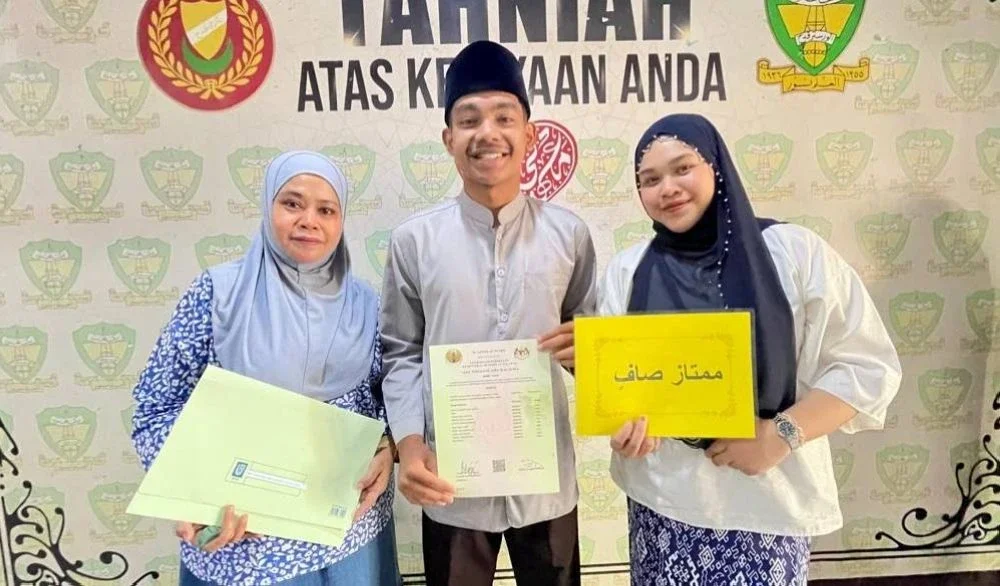 Putera Haziq bersama ibunya, Noorain Hussain (kiri) selepas Majlis Pengumuman Keputusan Peperiksaan STAM 2025 di Maktab Mahmud pada Khamis.