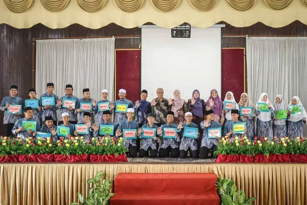 Fadhlina meraikan pelajar SAM Bandar Baru Salak Tinggi yang menerima keputusan cemerlang STAM 2025. Foto: FB Fadhlina Sidek