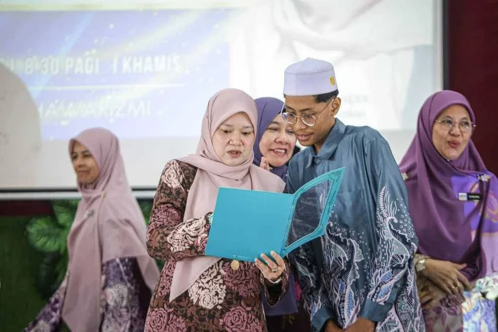 Fadhlina melihat keputusan cemerlang yang diperoleh salah seorang pelajar SAM Bandar Baru Salak TInggi. Foto: FB Fadhlina Sidek