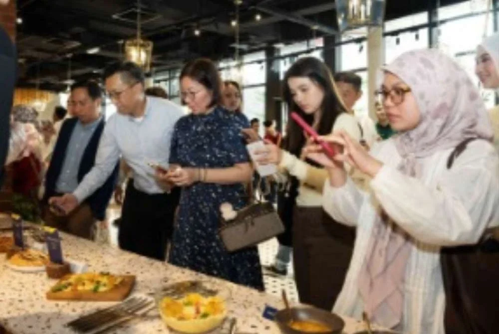 Tetamu mengambil bahagian dalam Pengalaman Planta Taste Lab.