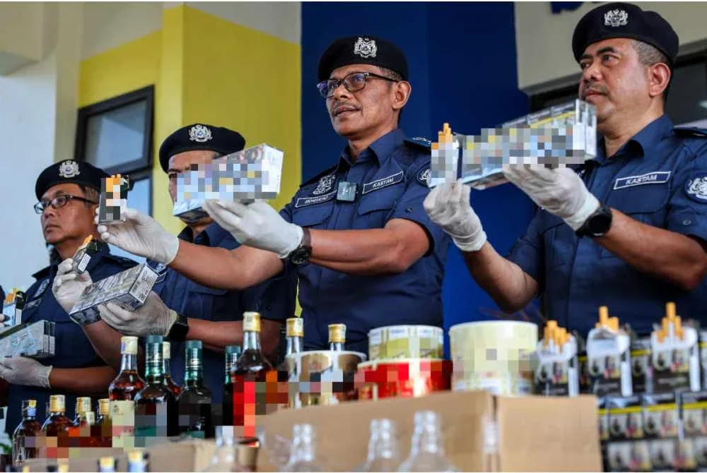 Rohaizad (dua, kanan) bersama pegawainya menunjukkan rokok putih yang dirampas dalam operasi di Pelabuhan Klang, Selangor pada 24 Disember 2025. Foto Bernama