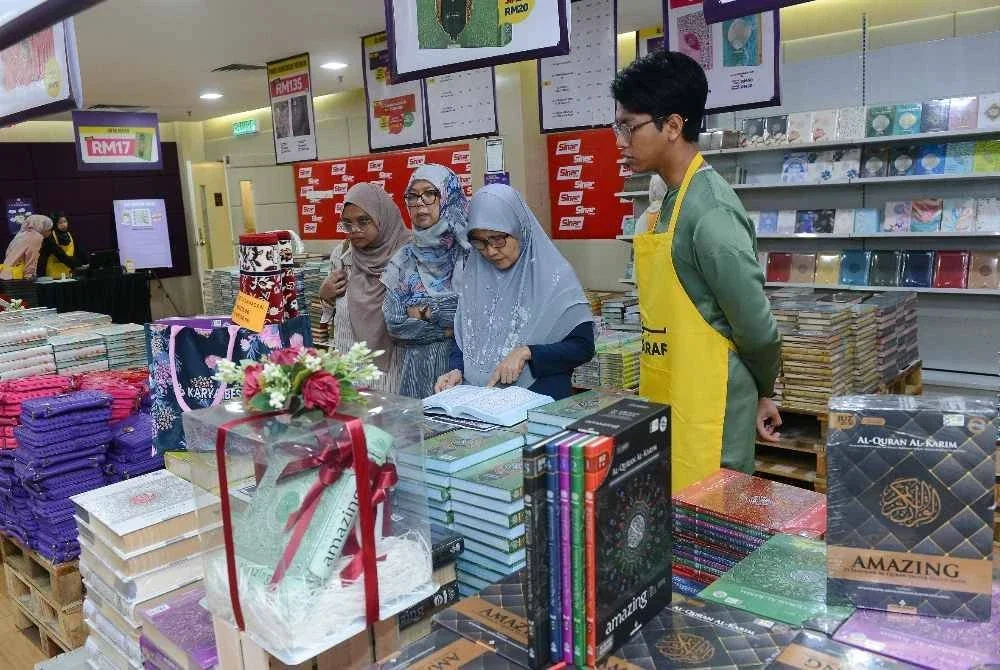 Pengunjung melihat beberapa al-Quran yang dijual di Karangkraf Ramadan Bookfest