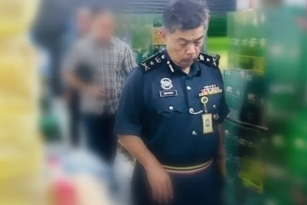 Polis menyerbu sebuah stor di Subang Jaya dan merampas minuman keras serta rokok tidak bercukai pada Rabu. Foto: Polis Selangor.
