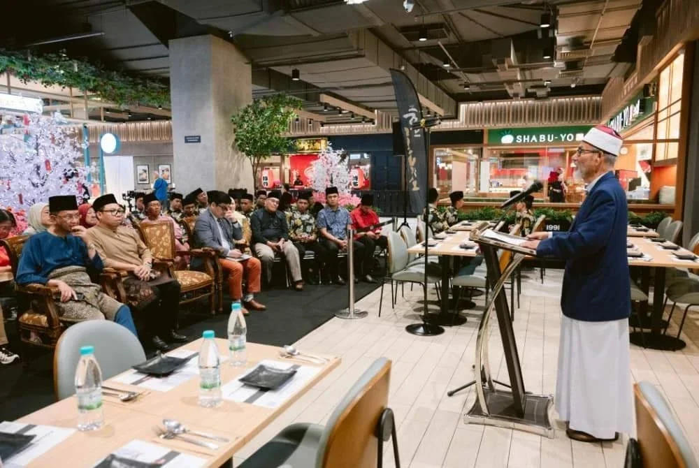 DR NOOH menyampaikan ucapan pada Majlis Perasmian Pensijilan Halal Kyochon di hadapan kira-kira 50 tetamu jemputan.