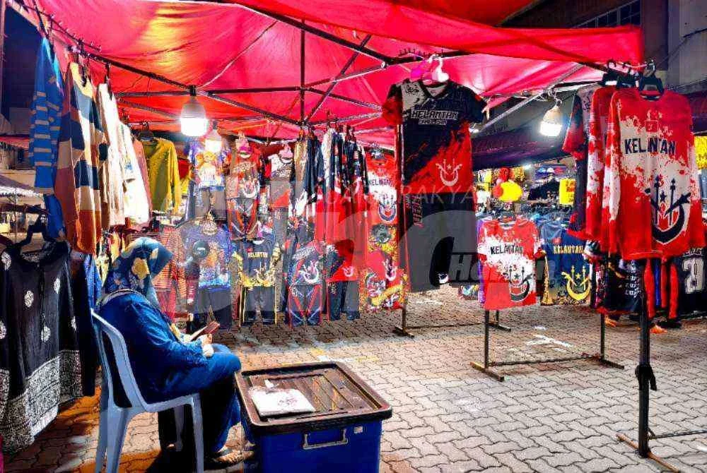 Wan Nur Hafizah menunggu pelanggan yang datang ke gerainya di Pasar Borong Wakaf Che Yeh, Kota Bharu. Foto: Hazelen Liana Kamarudin