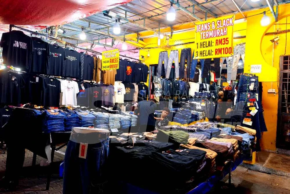 Pada hari biasa peniaga hanya duduk menunggu pelanggan yang boleh dibilang dengan jari sahaja. Foto: Hazelen Liana Kamarudin