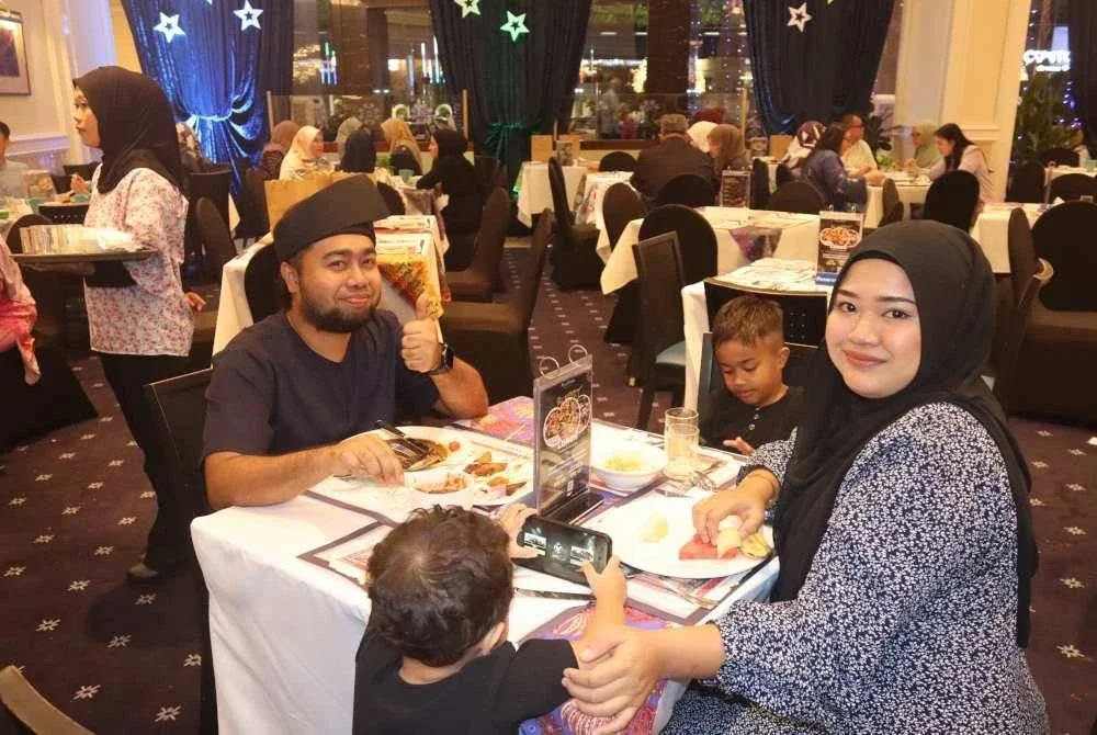 PENGUNJUNG boleh menikmati juadah berbuka puasa dengan selesa di Royale Chulan The Curve.