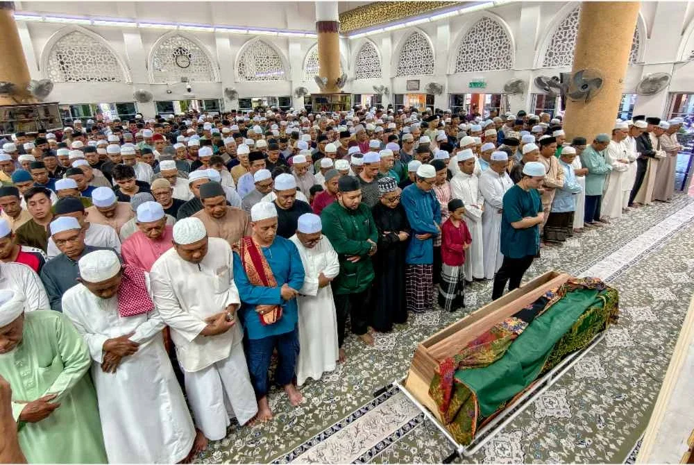 Muhammad Aizat Hairi mengimamkan solat jenazah bapanya, Allahyarham Zulharisam Awang yang juga legenda bola sepak Terengganu di Masjid Nur Bakti hari ini - Foto: Bernama
