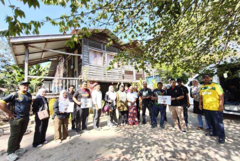 Warga FKPM mengambil peluang turun padang menyantuni komuniti setempat dengan menyampaikan sumbangan bakul keperluan asas kepada golongan memerlukan di sekitar Pulau Langkawi.