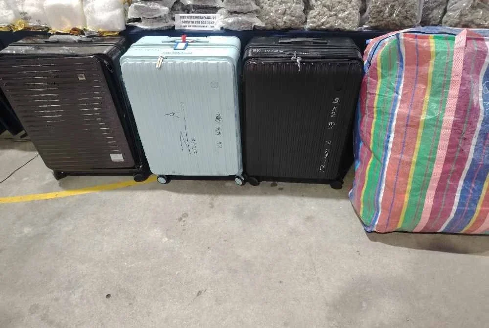 Bagasi yang digunakan keldai dadah bagi membawa bunga ganja keluar negara.