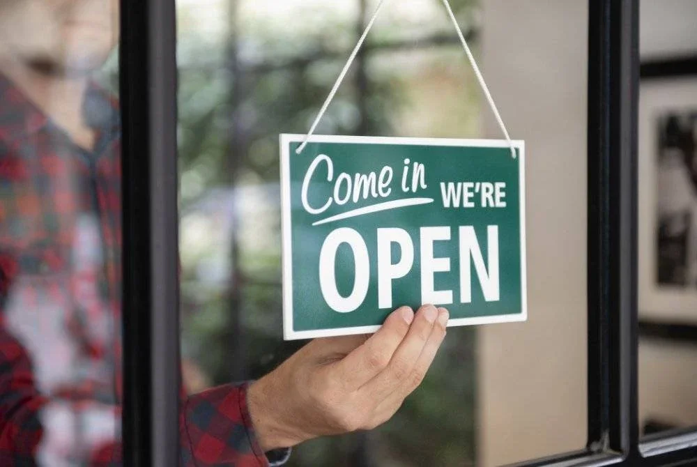 PELBAGAI cara pemilik restoran untuk menarik pelanggan termasuk umat Islam untuk membeli di kedai mereka. Foto Canva
