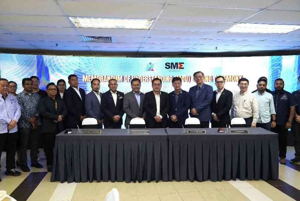 Chieng Jen (tengah) bergambar selepas menyaksikan MoU antara NIOSH dan Persatuan PKS Malaysia (SME Malaysia) di Ibu Pejabat NIOSH pada Jumaat.