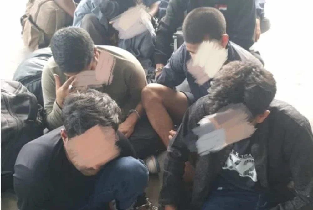 Tiga lelaki yang bertindak sebagai tekong darat melarikan diri dengan meninggal 24 PATI termasuk seorang kanak-kanak selepas kegiatan itu berjaya dihidu polis pada Khamis. Foto PDRM