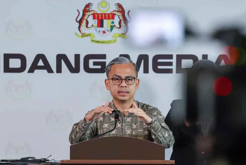 Fahmi bercakap pada sidang media mingguan Kabinet yang diadakan di Menara Komunikasi hari ini. - Foto: Bernama