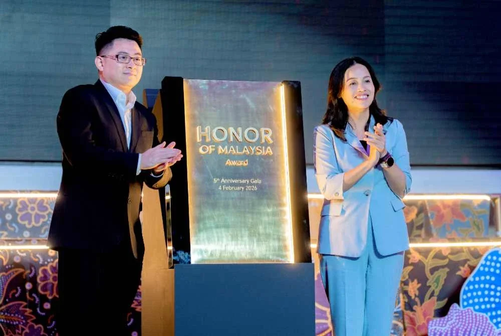 Nie Ching dan Li (kiri) ketika melancarkan ‘HONOR of Malaysia Awards Project'.