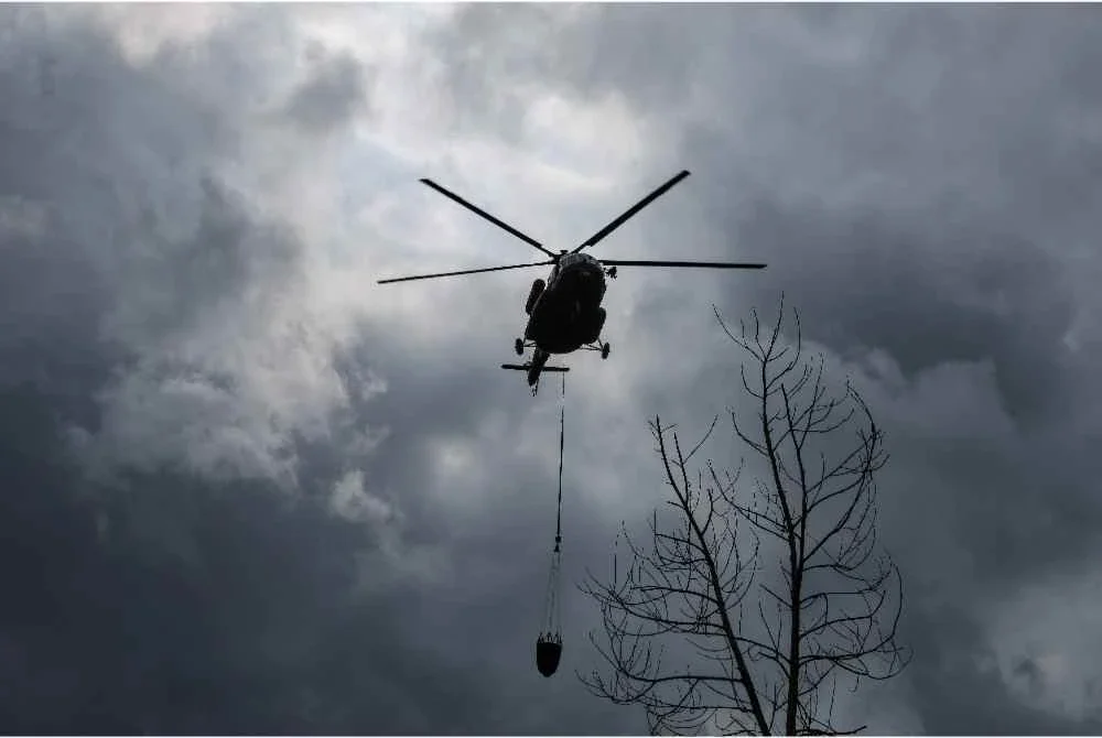 Bomba mula menggunakan teknik pengeboman air menerusi helikopter bagi mengawal kebakaran kawasan tanah gambut di Batu 13 dan 14, Bakri Muar. - Foto fail Bernama