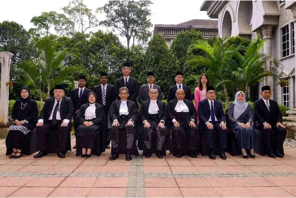 Wan Ahmad Farid (tengah) bergambar bersama barisan Pesuruhjaya Kehakiman yang telah dilantik pada Majlis Penyampaian Surat Cara Pelantikan dan Mengangkat Sumpah Jawatan serta Taat Setia Pesuruhjaya Kehakiman di Istana Kehakiman hari ini. - Foto: Bernama 