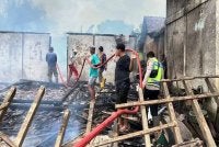 Penduduk setempat turut bersama-sama mengawal kebakaran tersebut. Foto Agensi