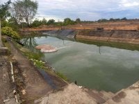 Ketiga-tiga mangsa ditemui lemas di kolam kumbahan berhampiran Flat Sibu Jaya pada Rabu.