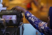 Mata wang Malaysia menyusut kepada 3.9510/9610 berbanding dolar AS dari 3.9440/9535 pada penutupan Khamis .