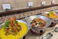 Sebanyak 13 jenis hidangan utama disediakan merangkumi nasi, mi goreng, sotong, ayam, kambing, udang, sayur-sayuran dan ubi kentang, selain sekurang-kurangnya tiga jenis sup termasuk sup Melayu, Barat dan Cina.