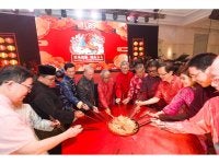 KDYMM Al-Sultan Abdullah Ri’ayatuddin Al-Mustafa Billah Shah, Sultan Pahang, bersama YAB Datuk Amar Haji Fadillah bin Haji Yusof, Timbalan Perdana Menteri; Tan Sri Dato’ Sri Ir. (Dr.) Lim Hock San; YB Datuk Seri Haji Mohamad bin Sabu; YB Tan Sri Dato’ (Dr.) Johari bin Abdul; serta dif-dif kenamaan lain semasa sesi Lou Sang pada Jamuan Tahun Baharu Cina LBS 2026 di Mandarin Oriental, Kuala Lumpur.