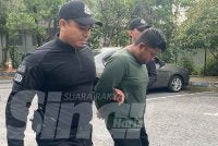 Datu Mohd Effendi (dua dari kiri) dibawa ke Mahkamah Majistret Bandar Baru Bangi pada Jumaat bagi menghadapi pertuduhan kes bunuh.