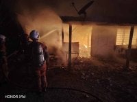 Anggota bomba memadamkan kebakaran deretan rumah sewa di Kampung Seri Cheeding Sungai Jarom pada Jumaat.