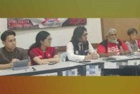 Arul (dua dari kanan) dan Ah Guat (kanan) pada sidang media khas penduduk Kampung Papan, Pandamaran Klang di Kuala Lumpur pada Jumaat.