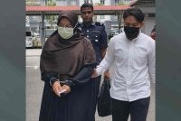 Siti Fairuz (kiri) mengaku tidak bersalah di Mahkamah Majistret Seremban pada Jumaat atas pertuduhan menyalahgunakan harta iaitu wang berjumlah lebih RM40,000 milik seorang lelaki tahun lalu.