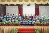 Fadhlina meraikan pelajar SAM Bandar Baru Salak Tinggi yang menerima keputusan cemerlang STAM 2025. Foto: FB Fadhlina Sidek