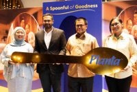 Dari kiri: Pengurus Pemasaran Flora Food Group, Mona Shamili; Ketua Pemasaran Asia Selatan dan Timur Jauh Flora Food Group, Inura Jayasuriya;Datuk Bandar Shah Alam, Datuk Mohd Fauzi Mohd Yatim dan Pengurus Besar Food Aid Foundation, Afraz Said pada majlis pelancaran Kempen Ramadan A Spoonful of Goodness.