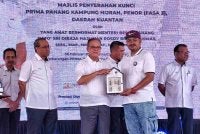 Wan Rosdy menyerahkan kunci kepada salah seorang penerima pada majlis penyerahan pemilikan Perumahan Rakyat 1Malaysia (PR1MA) Pahang Batu 6, Lepar (Fasa 1 dan 2) dan majlis penyerahan kunci PR1MA Pahang Kampung Hijrah, Penor, pada Jumaat.