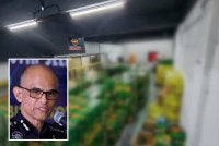 Pelbagai jenis minuman keras dirampas polis dalam serbuan di sebuah stor di Subang Jaya Rabu lalu. Gambar kecil: Shazeli Foto: Polis Selangor