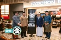 DATUK DR NOOH (dua dari kanan) bersama Amirul Syafiq (dua dari kiri), Ustaz Mohd Taufik (kanan) dan Gyutae Kim (kiri) pada Majlis Perasmian Sijil Halal Kyochon di Johor Bahru baru-baru ini. 