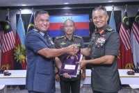 Tengku Muhammad Fauzi (kanan) secara rasmi mengambil alih tampuk pemerintahan sebagai Panglima Angkatan Bersama daripada Zahani.