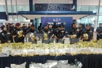 Hussein (empat dari kiri) menunjukkan dadah yang dirampas menerusi Op Allograpta baru-baru ini.