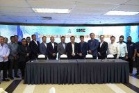 Chieng Jen (tengah) bergambar selepas menyaksikan MoU antara NIOSH dan Persatuan PKS Malaysia (SME Malaysia) di Ibu Pejabat NIOSH pada Jumaat.