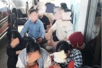 Tiga lelaki yang bertindak sebagai tekong darat melarikan diri dengan meninggal 24 PATI termasuk seorang kanak-kanak selepas kegiatan itu berjaya dihidu polis pada Khamis. Foto PDRM