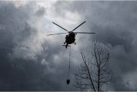 Bomba mula menggunakan teknik pengeboman air menerusi helikopter bagi mengawal kebakaran kawasan tanah gambut di Batu 13 dan 14, Bakri Muar. - Foto fail Bernama
