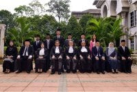 Wan Ahmad Farid (tengah) bergambar bersama barisan Pesuruhjaya Kehakiman yang telah dilantik pada Majlis Penyampaian Surat Cara Pelantikan dan Mengangkat Sumpah Jawatan serta Taat Setia Pesuruhjaya Kehakiman di Istana Kehakiman hari ini. - Foto: Bernama 